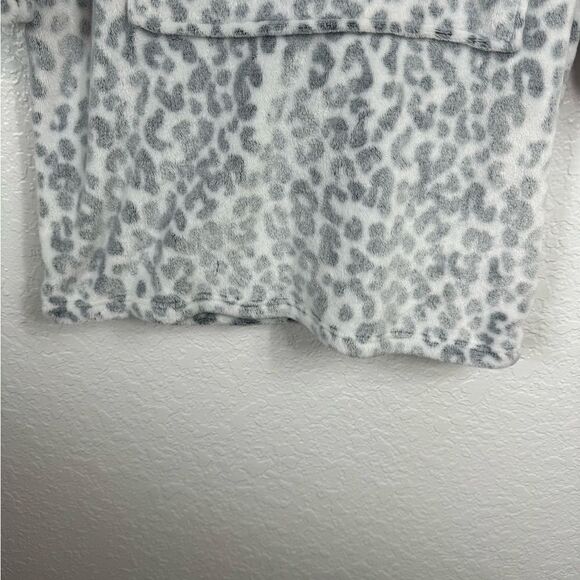 Wildfox Ultra Plush Hooded Lounger Soft Snow Leopard Size S/M - Picture 10 of 11